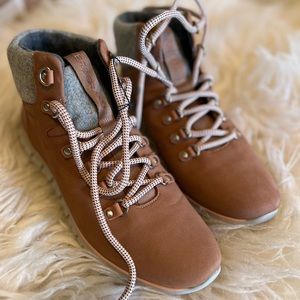 Almost BRAND NEW Women’s Zerogrand Water Resistent Hiker Boot.